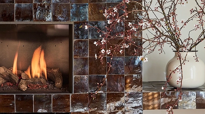 Chimenea de azulejos de Zellige de color marrón